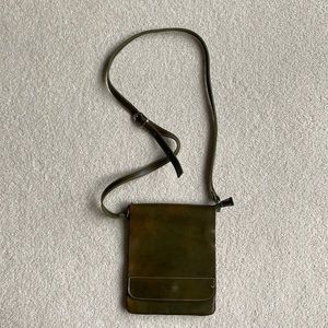 Vera Pelle Italian leather messenger bag. Olive green with touches of gold.